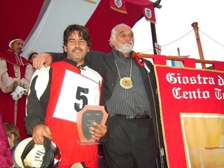 Il compianto Candido Alessandria, allora presidente del Borgo di Santa Rosalia, esulta per la vittoria del Palio degli Asini 2010 (foto Gisella Divino)