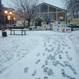 In foto piazzetta Falcone e Borsellino imbiancata, a Bra