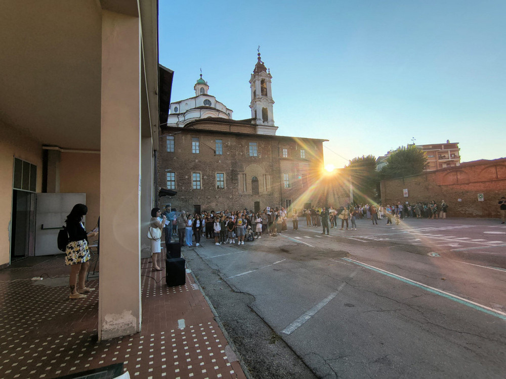 Primo giorno di scuola a Bra: il saluto del sindaco Gianni Fogliato Primo giorno di scuola a Bra: il saluto del sindaco Gianni Fogliato