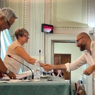 La stretta di mano tra il sindaco Robaldo e Marina Perotti - Foto Arianna Pronestì