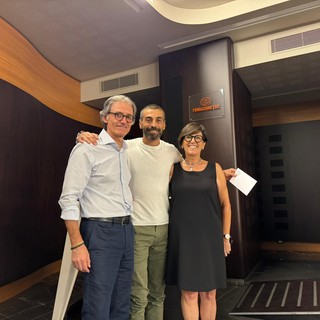 I genitori di Luca insieme al vincitore dell'edizione 2025