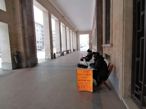 &quot;Noi che protestiamo davanti alla scuola non neghiamo la pericolosità del virus&quot;: la lettera di due studentesse del liceo di Cuneo