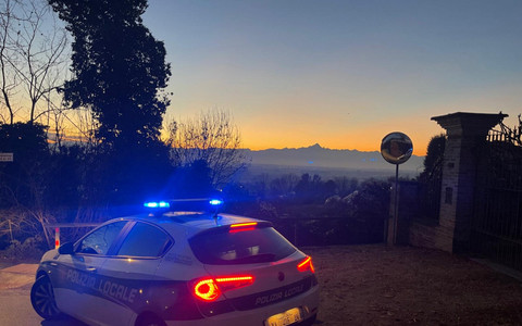 Danneggia dehor e decorazioni natalizie nel centro di Bra: allontanato per tre anni