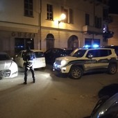 Sosta selvaggia nel centro di Cuneo: controlli serali della Municipale, venti multe