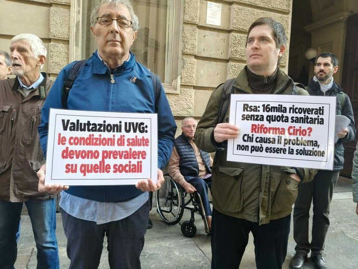 "Rette RSA a nostro carico e assistenza a casa negata": protesta dei famigliari davanti a Palazzo Lascaris "Rette RSA a nostro carico e assistenza a casa negata": protesta dei famigliari davanti a Palazzo Lascaris