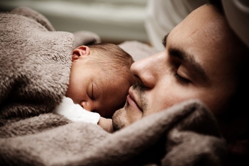 Il sonno del bebè è importante come e quanto quello dei genitori