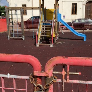 A Cuneo parco giochi chiuso da tempo, degrado e sporcizia nella piazzetta di largo Caraglio