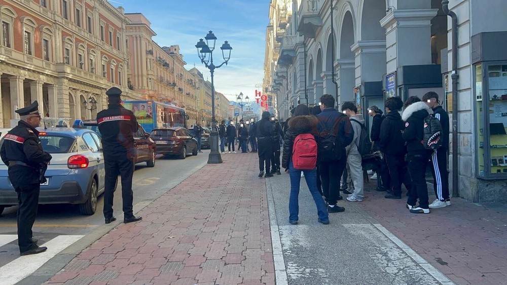 Cuneo, nessuna spranga né passamontagna tra i ragazzi che ieri hanno manifestato in città Cuneo, nessuna spranga né passamontagna tra i ragazzi che ieri hanno manifestato in città