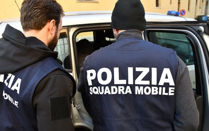 Violenza sessuale e rapina: manette per un 20enne impiegato in una cooperativa del Cuneese