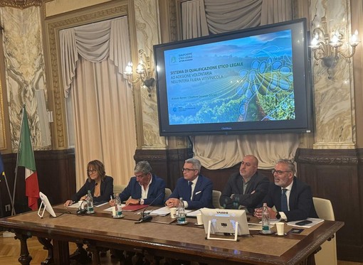 Alcuni momenti della presentazione avvenuta questa mattina presso la Camera di Commercio di Cuneo Alcuni momenti della presentazione avvenuta questa mattina presso la Camera di Commercio di Cuneo