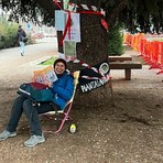 Gabriella, la signora di Boves che da giorni presidia i cedri di piazza Europa