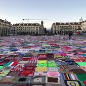 Grazie alle coperte che hanno colorato piazza Galimberti, a Cuneo ora c'è la "casa delle donne"
