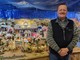 In foto Silvio Fissore e il presepe di famiglia, visitabile gratuitamente a Bra