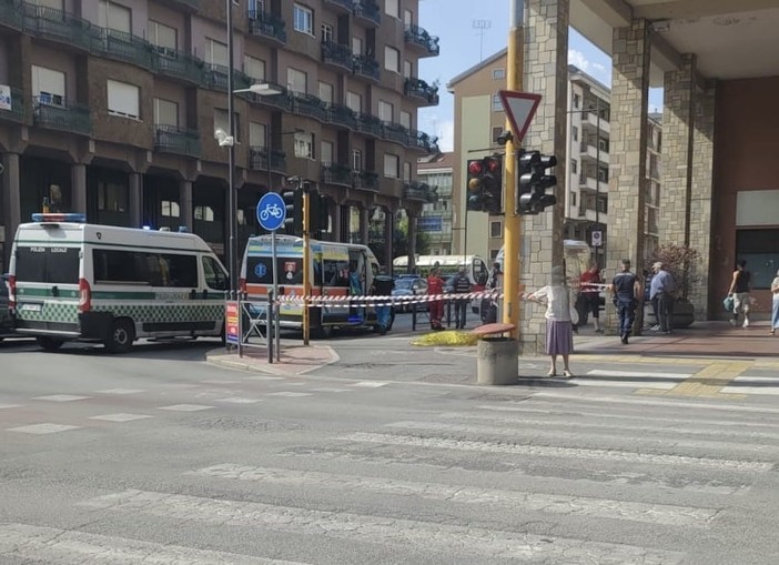 Cade dalla bici, batte la testa e muore: è successo stamattina a Cuneo, in corso Nizza Cade dalla bici, batte la testa e muore: è successo stamattina a Cuneo, in corso Nizza