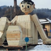 Un Pinocchio Gigante accende la stella di Natale sulla rotonda di corso Mazzini a Borgo San Dalmazzo [FOTO]