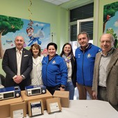 La foto scattata nella sala d'attesa del Pronto Soccorso pediatrico. A sinistra il dottor Tranchida con la dottoressa Eleonora Tappi, direttore del reparto; con loro la signora Silvia Errico