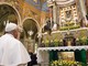 Nella foto papa Francesco sosta in preghiera davanti all’effigie della Madonna del Rosario, a Pompei