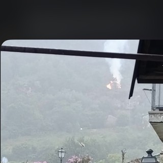 MALTEMPO / Fulmine colpisce zona boschiva a Revello e provoca un principio di incendio