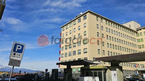 Parcheggi ospedale Cuneo: "Inaccettabile che un presidio sanitario pubblico venga trasformato in una fonte di profitto a danno di personale, pazienti e famigliari"