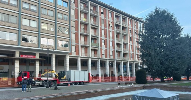Piazza Europa, 33 mila euro per le telecamere: il Comune blinda il cantiere mentre si attende il verdetto sui cedri