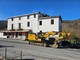 Al via la demolizione dell'ex albergo di Perlo