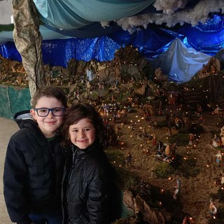 Il presepe della famiglia Vittone a Cervignasco: in foto Lorenzo e Rachele Il presepe della famiglia Vittone a Cervignasco: in foto Lorenzo e Rachele