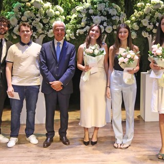 Carlo Vassallo, segretario generale della Fondazione Ferrero, al podio e con gli studenti assegnatari della borsa di studio