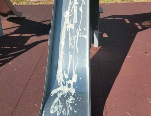 A Cuneo imbrattato il parco giochi di via Don Viano, il Comune sporge denuncia