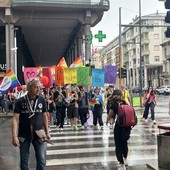 I portici salvano il Cuneo Pride: il temporale non ferma la rumorosa e colorata sfilata [FOTO e VIDEO]