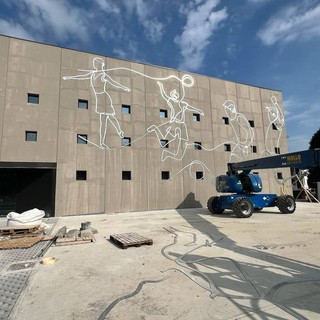 Le decorazioni che adornano la facciata della palestra