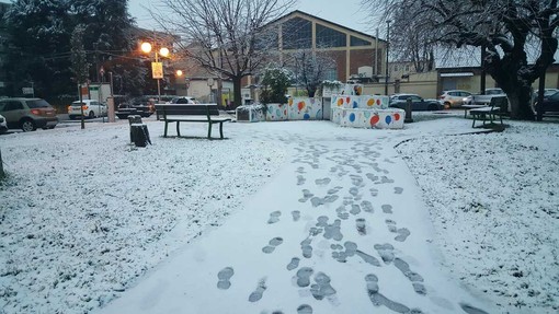 In foto piazzetta Falcone e Borsellino imbiancata, a Bra In foto piazzetta Falcone e Borsellino imbiancata, a Bra