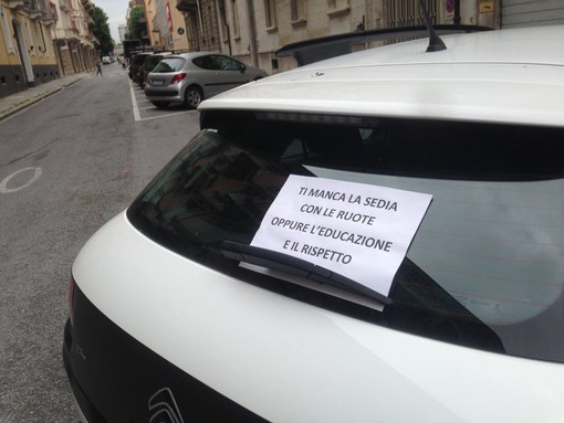 Occupa posteggio disabili in via Bassignano a Cuneo, sulla sua macchina compare un cartello di rimprovero