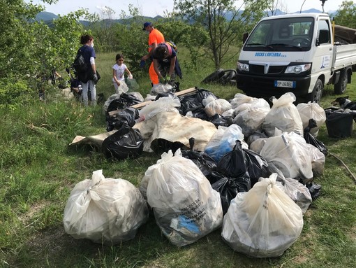 215 volontari lungo le sponde del Gesso per &quot;Plastic free Cuneo&quot;: raccolte più di 2 tonnellate di rifiuti (FOTO)
