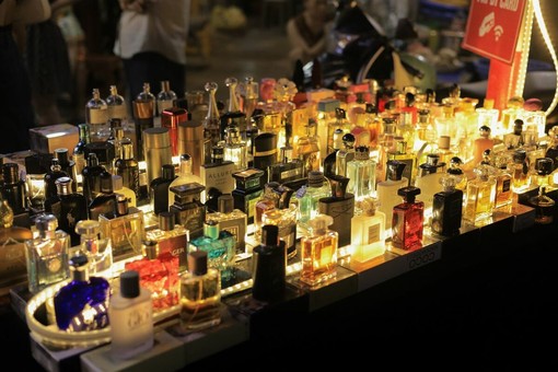 Dieci mondi in una boccetta: le famiglie olfattive da conoscere per scegliere un profumo arabo Dieci mondi in una boccetta: le famiglie olfattive da conoscere per scegliere un profumo arabo