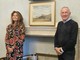 L'assessora Gullino e il sindaco Demaria in posa davanti all'opera L'assessora Gullino e il sindaco Demaria in posa davanti all'opera