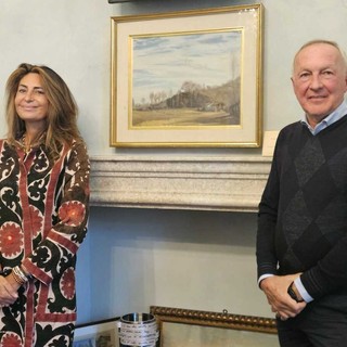 L'assessora Gullino e il sindaco Demaria in posa davanti all'opera