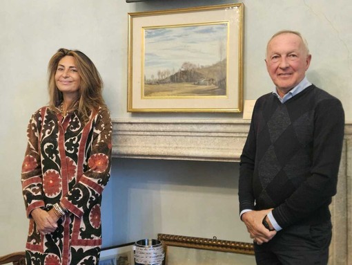 L'assessora Gullino e il sindaco Demaria in posa davanti all'opera L'assessora Gullino e il sindaco Demaria in posa davanti all'opera