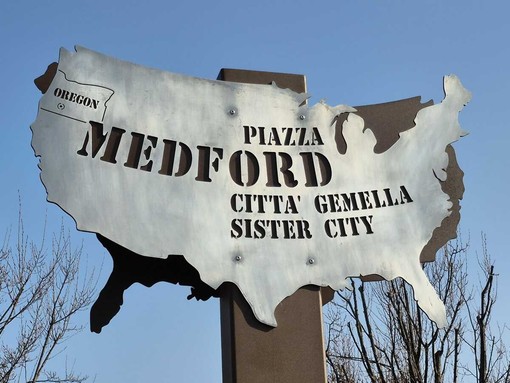Nuove insegne in piazza Medford omaggiano la prima città gemellata con Alba