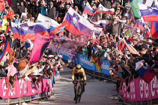 Il Giro è un romanzo in rosa thrilling e fa tutto Roglic: l'eroico Paperino del ciclismo è il Re della corsa