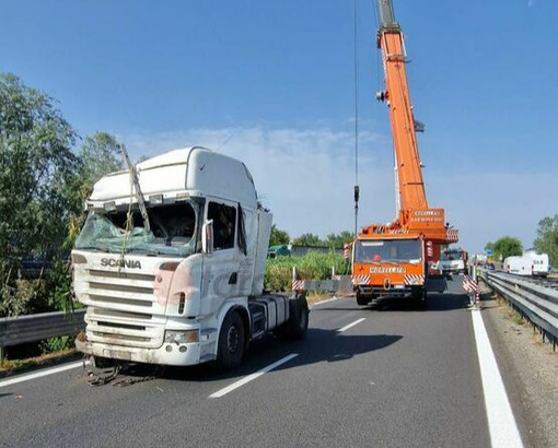 Il recupero del mezzo pesante finito fuori strada Il recupero del mezzo pesante finito fuori strada