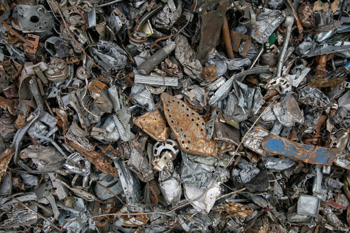 Spariscono le lampadine, aumentano i pannelli fotovoltaici: la società che cambia si riflette anche nella raccolta rifiuti