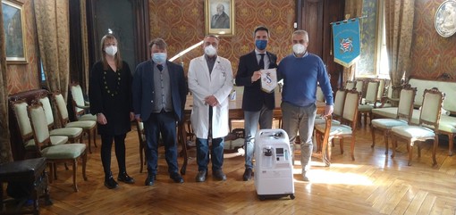 La consegna di un concentratore di ossigeno da parte del Rotary Saluzzo al Tapparelli