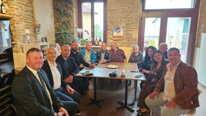 La delegazione istituzionale, proveniente da Dolčevo, accolta a Roddino