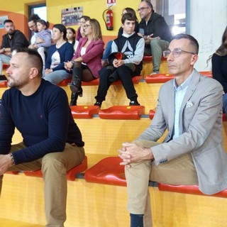 Daniele Ribero e Alessandro Marino (CEO Falegnameria GMG) seguono con attenzione la partita al palazzetto