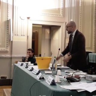 Mondovì, terra a Parco Europa, il sindaco in Consiglio con il secchio: "Sarà rimossa a costo zero"