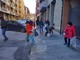 Cuneo centro: residenti ed esercenti puliscono i marciapiedi di via Pellico e Meucci [GALLERY]