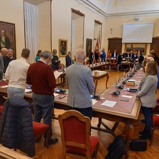 Cuneo e il cordoglio per le donne vittima di violenza: consiglieri e assessori leggono Paolo Giordano