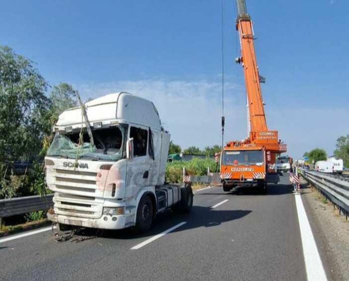 Il recupero del mezzo pesante finito fuori strada