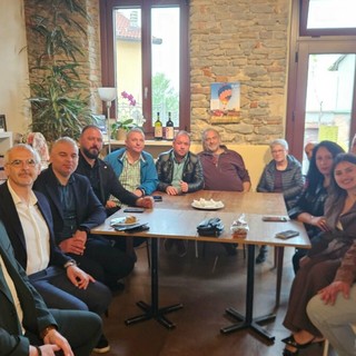 La delegazione istituzionale, proveniente da Dolčevo, accolta a Roddino