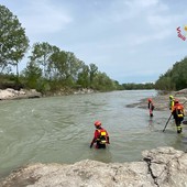 Avvistato un indumento rosso in acqua: droni dei vigili del fuoco sorvolano il Tanaro ad Alba